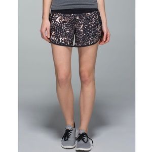 Lululemon Tracker Short Star Crushed Multi / Black